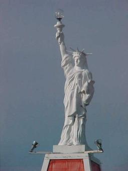 Statue of Liberty on a pachinko parlor