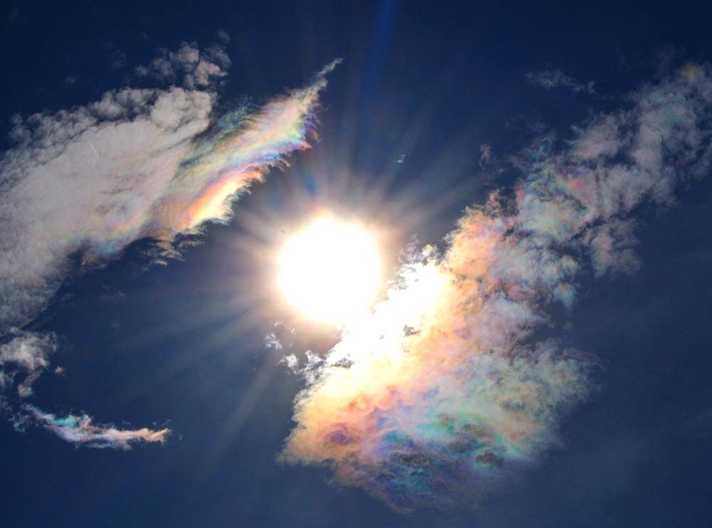 鮮やかな彩雲