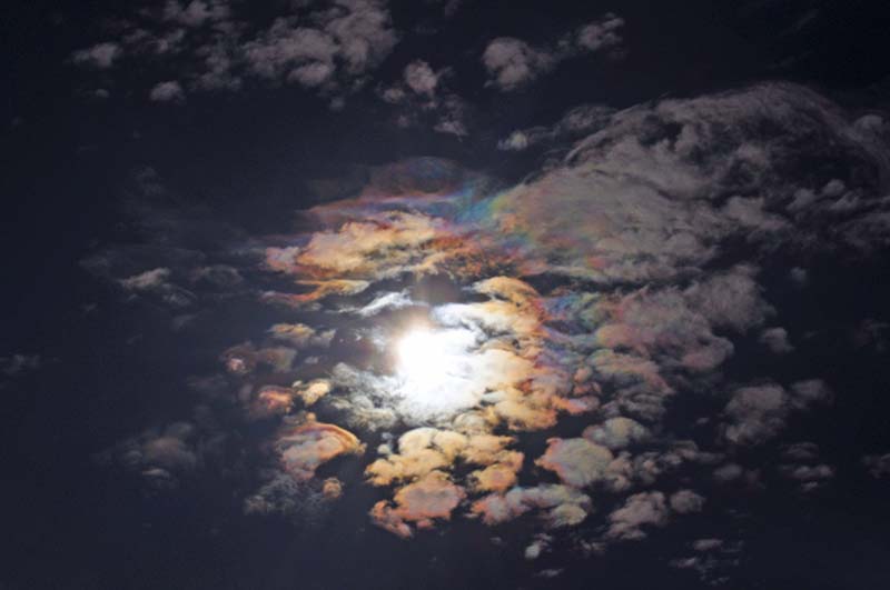 鮮やかな彩雲