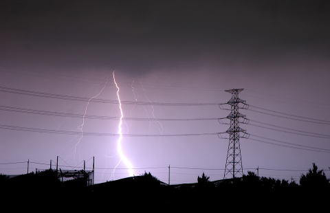 稲妻は、積乱雲内の激しい上昇気流による大気の摩擦により発生するもので、雲と地上で放電が起きた場合は、落雷となる。